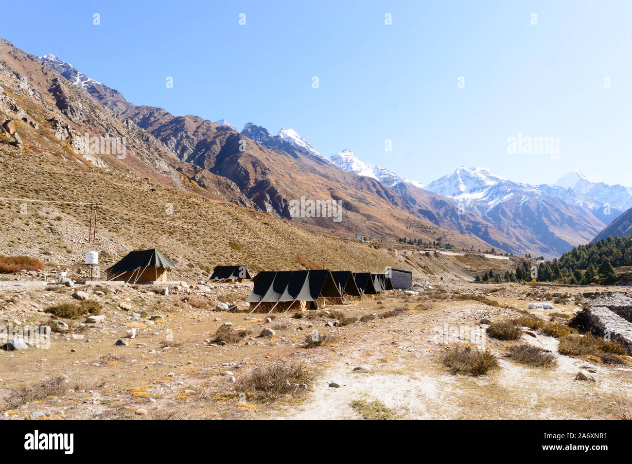 Campingplatz lightweight Backpacking expedition Zelte in der Nähe des Himalaya Mountain River Valley im Sommer installiert Touristen Komfort zu bleiben, zu helfen Stockfoto