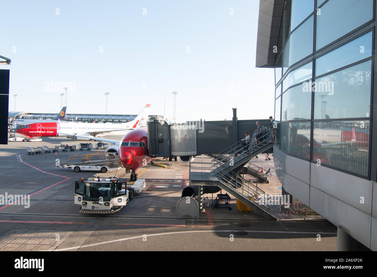 Flughafen Kopenhagen, Dänemark - 24 August, 2019: Der norwegische Airline Boeing 737-800 an Bord von Personen Zugang Brücke an Copenhague-Kastrup Luft Stockfoto