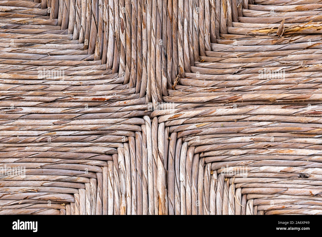 Wartung Der wicker Sitz der Stuhl Stockfoto
