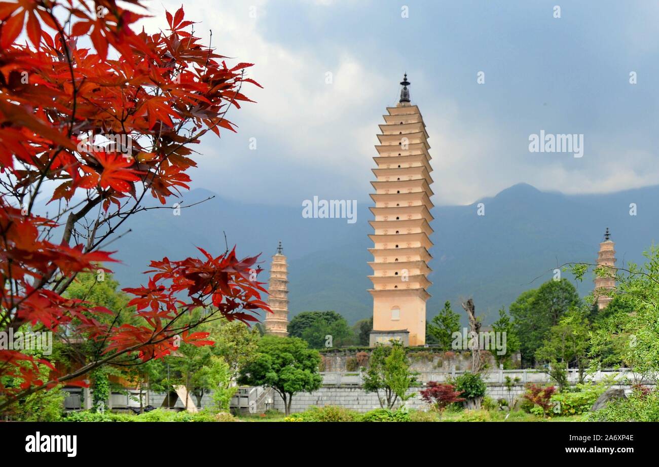 Drei Pagoden am Chongsheng Tempel, ein buddhistischer Tempel, der ursprünglich im 9. Jahrhundert in der Nähe der Altstadt von Dali in der Provinz Yunnan, China, erbaut wurde. Stockfoto