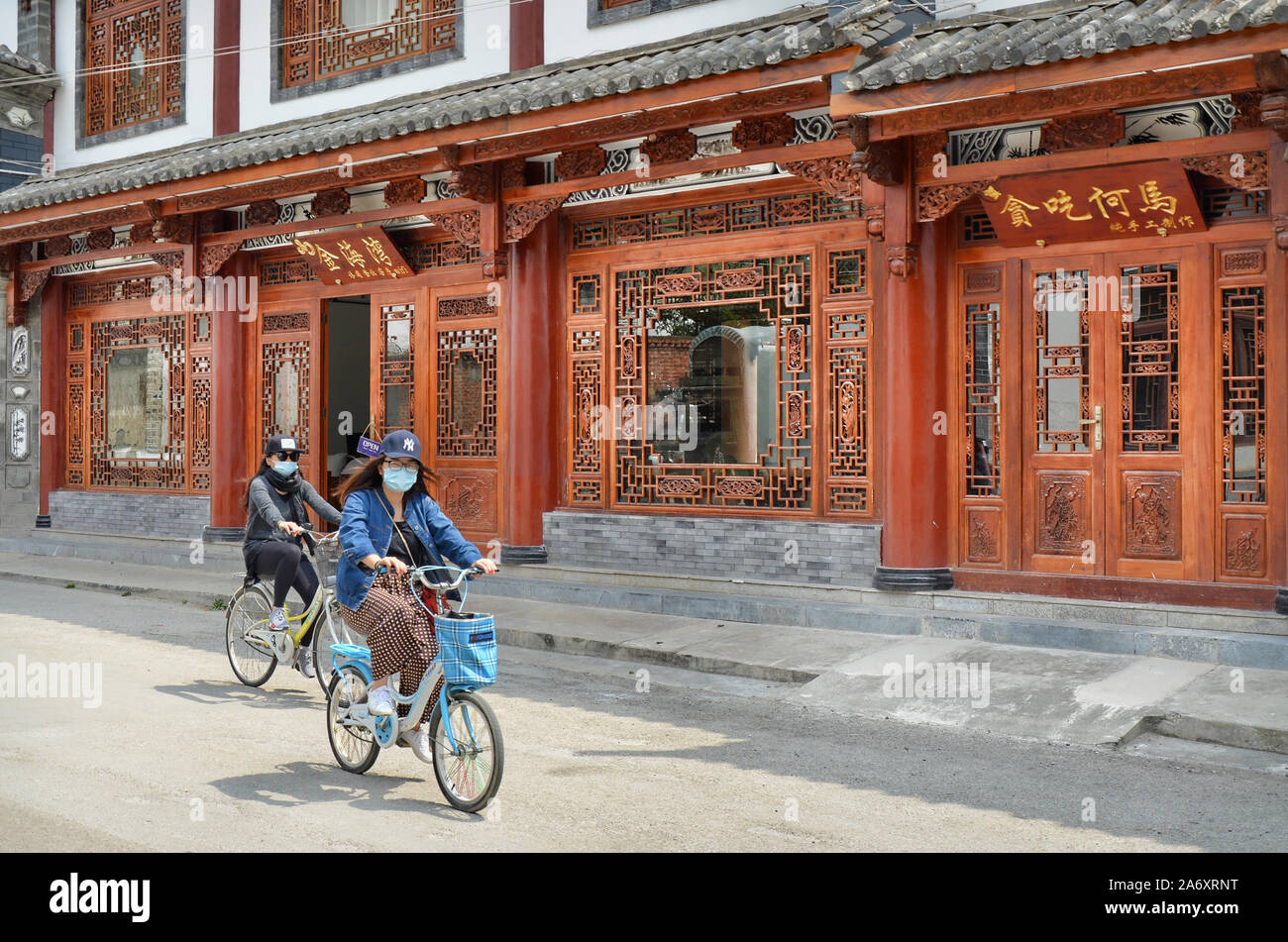 Radsportlerinnen in Xizhou, Yunnan, China. 04-27-2016 Stockfoto