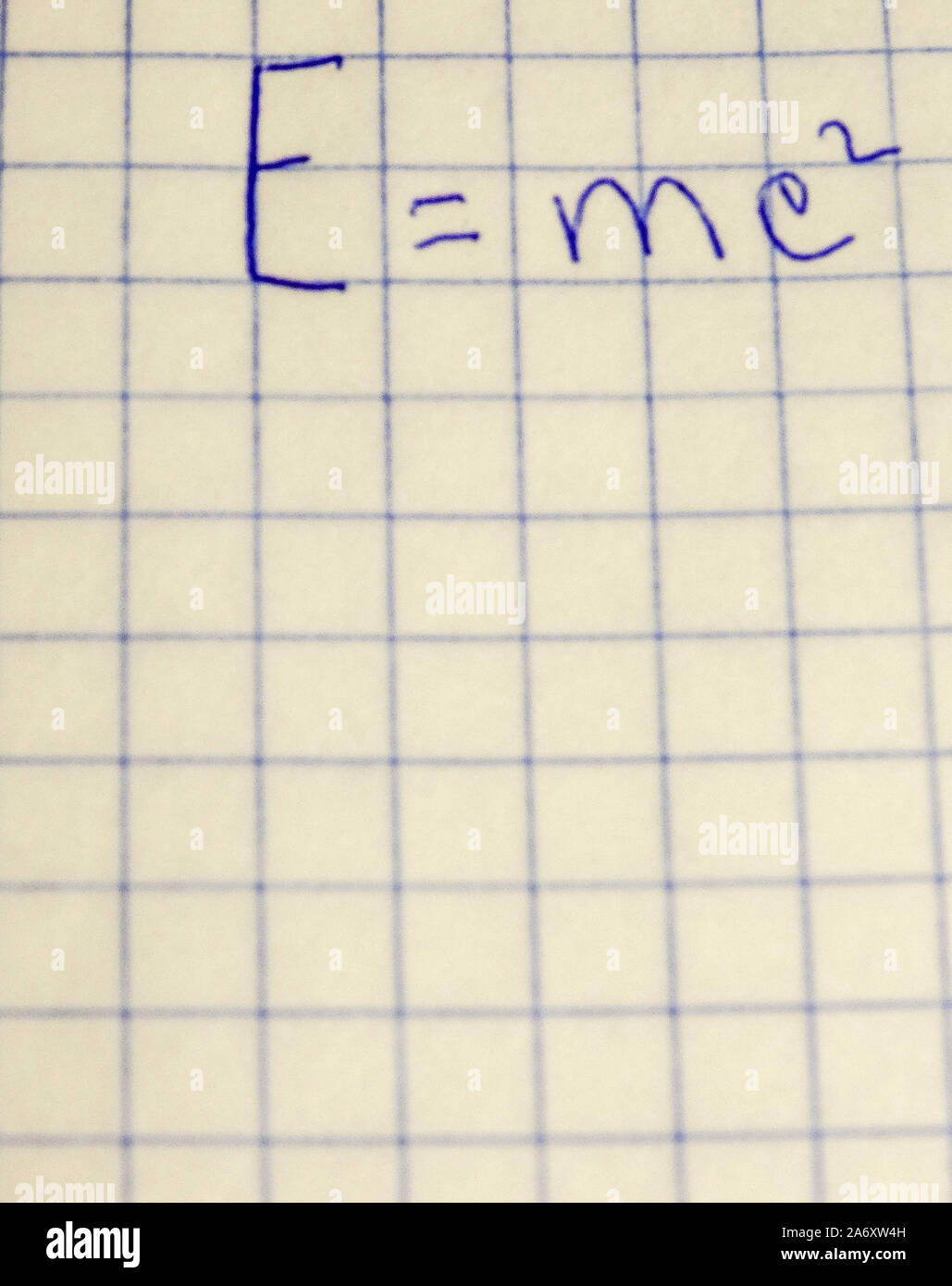Auf einem Notebook karierten Blatt Formeln geschrieben. Stockfoto