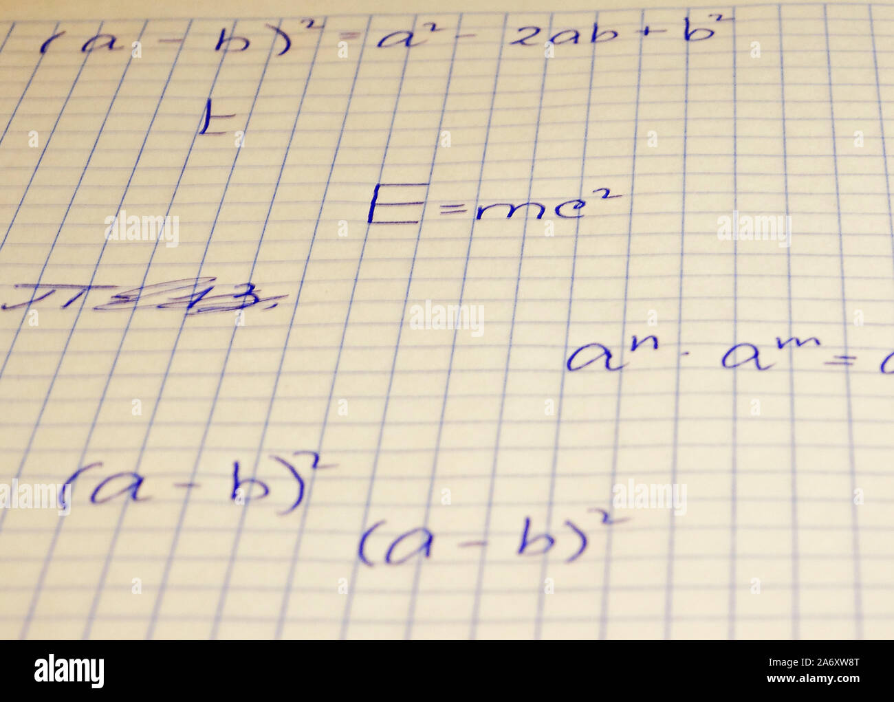 Auf einem Notebook karierten Blatt Formeln geschrieben. Stockfoto