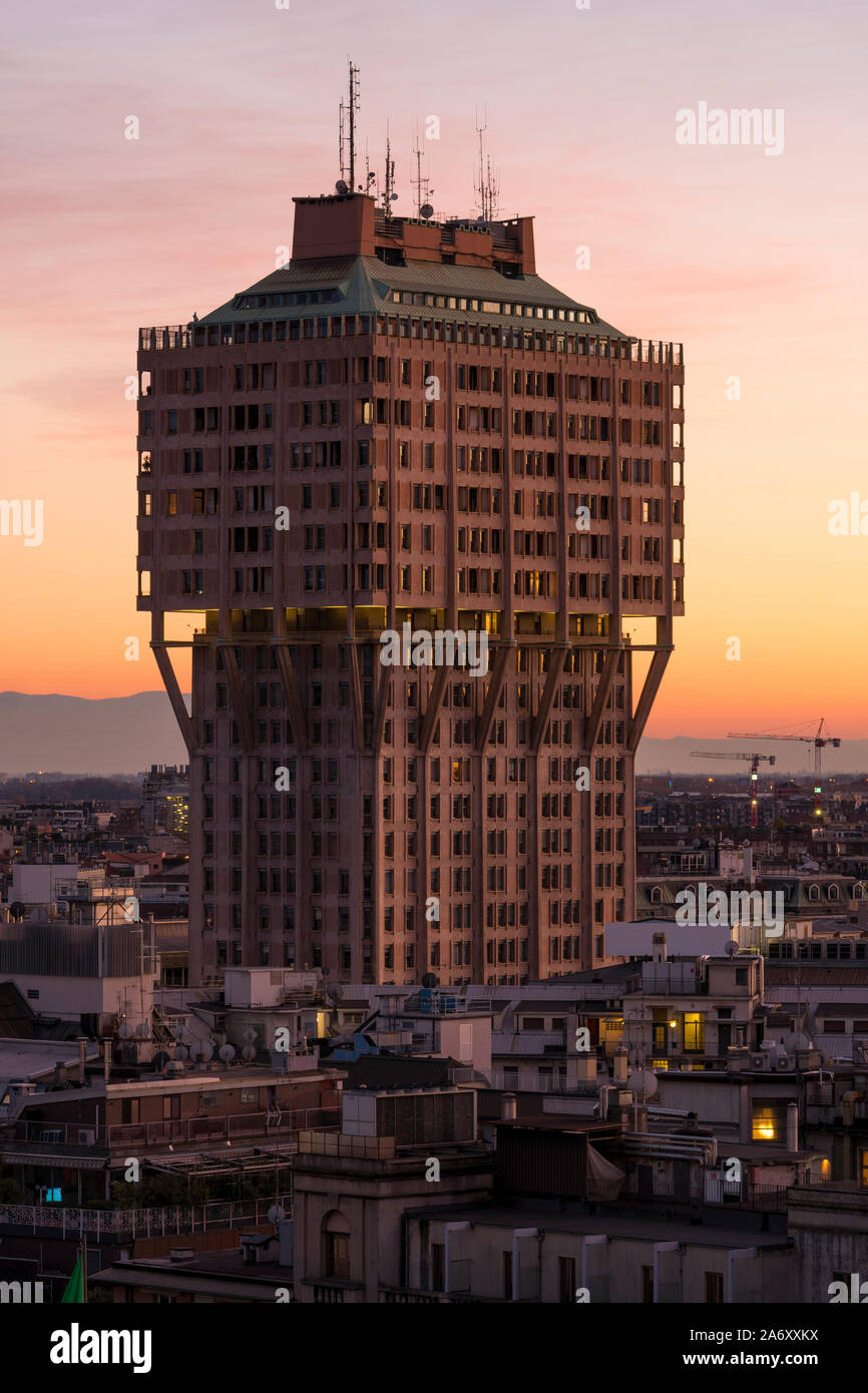 Mailand, Italien: urbane Landschaft bei Sonnenuntergang. Mailand Skyline mit Velasca Turm (Torre Velasca). Dieses berühmte Hochhaus wurde in den 50er Jahren gebaut. Stockfoto