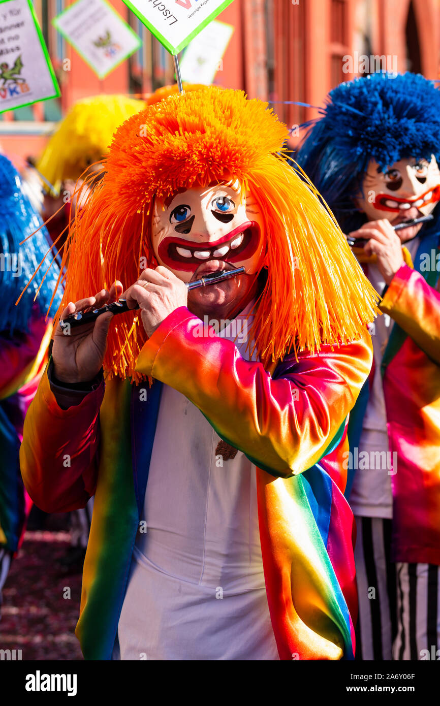 Marktplatz, Basel, Schweiz - März 13., 2019. Nahaufnahme einer Karneval Teilnehmer in einem bunten Kostüm spielen Piccolo Flöte Stockfoto