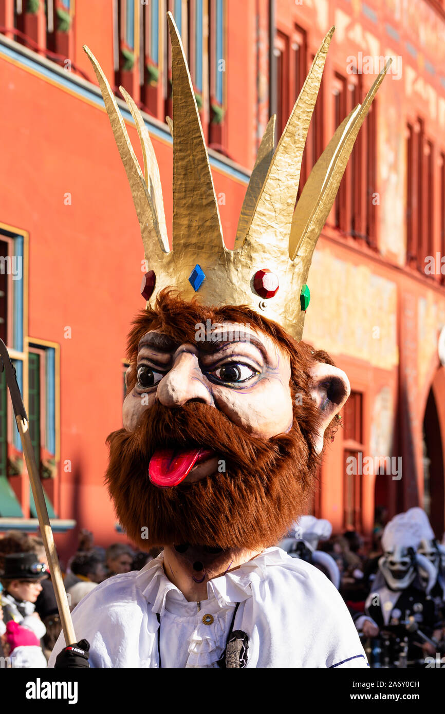 Marktplatz, Basel, Schweiz - März 13., 2019. Porträt eines Karnevals  Teilnehmer in einem grünen einzigartige Kostüm Stockfotografie - Alamy