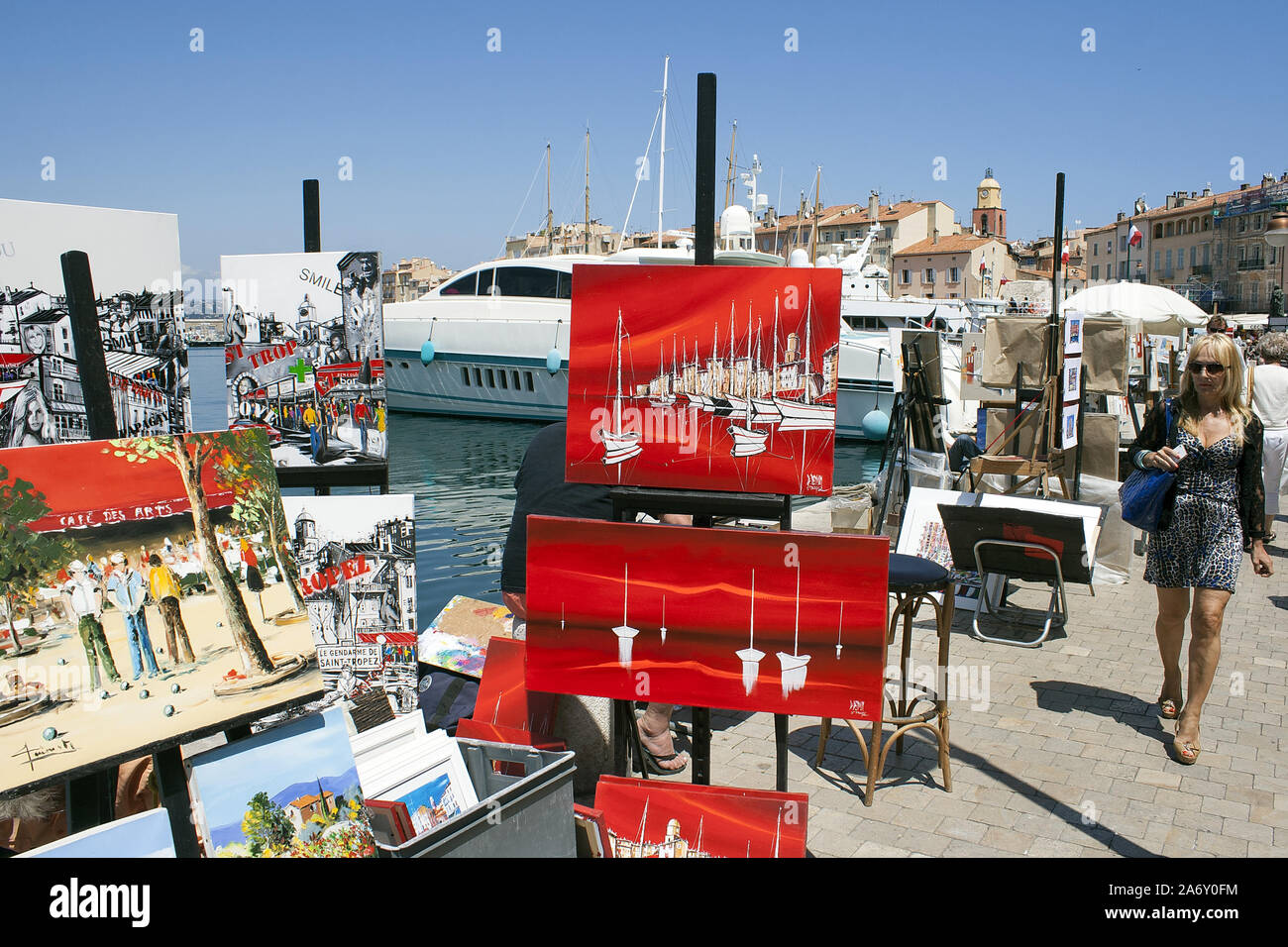 Kunstwerke zum Verkauf neben dem Hafen in St. Tropez, Frankreich Stockfoto