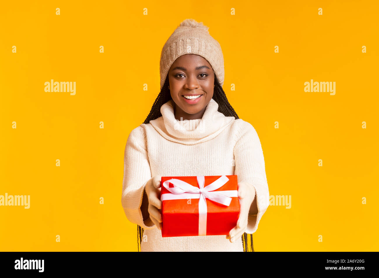 Freudige schwarz Winter Mädchen Präsentation des neuen Jahres Stockfoto