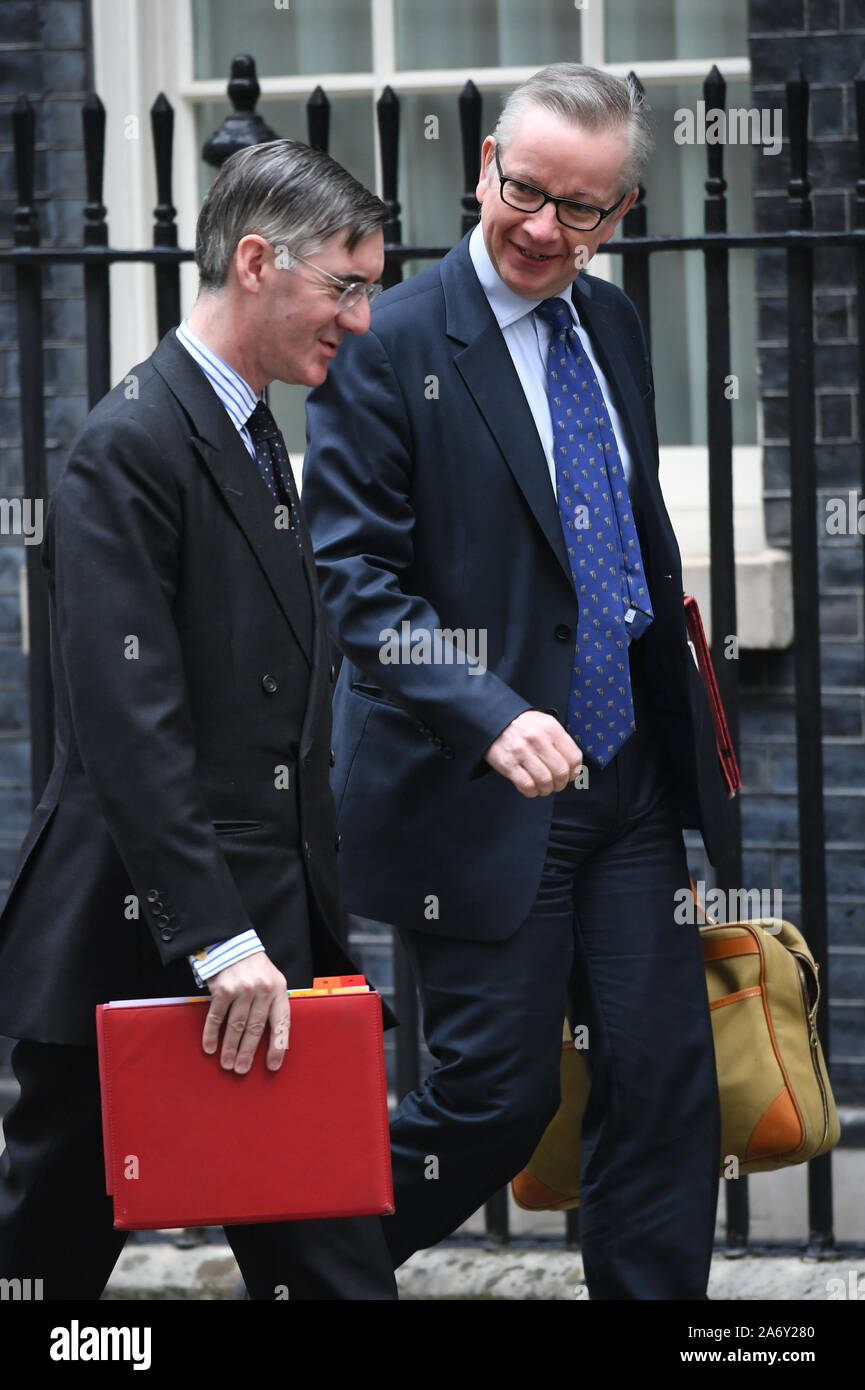 Führer des Unterhauses Jakob Rees-Mogg (links) und Kanzler des Herzogtums Lancaster Michael Gove ankommen für eine Kabinettssitzung in Downing Street, London. Stockfoto