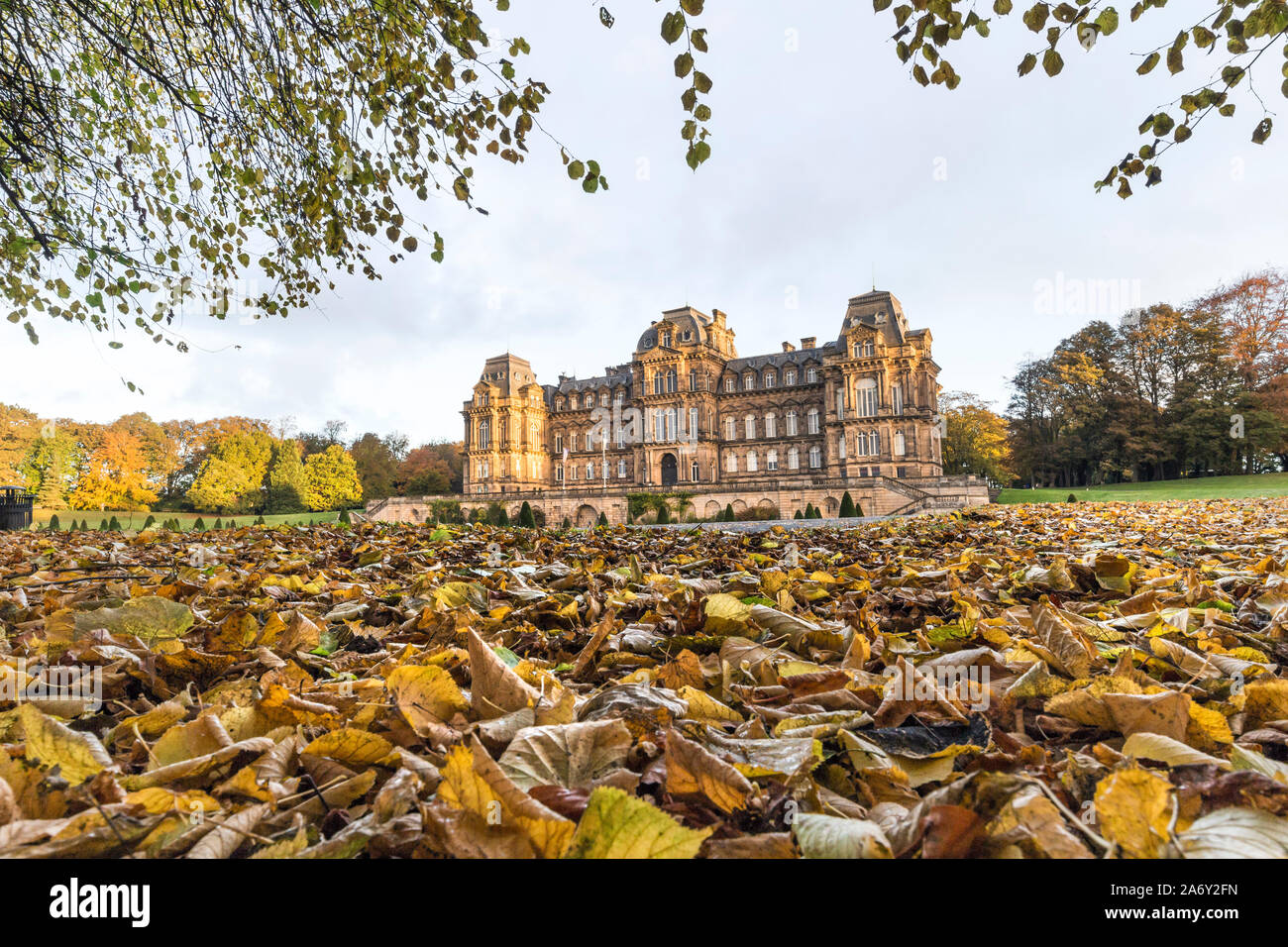 County Durham, UK. 29. Oktober 2019. UK Wetter. Es war ein kühler, aber bunt herbstliches Start in den Tag am Bowes Museum in Barnard Castle. Die Prognose ist für einen anderen hellen Tag mit nur die ungeraden getrennte Dusche. Quelle: David Forster/Alamy leben Nachrichten Stockfoto