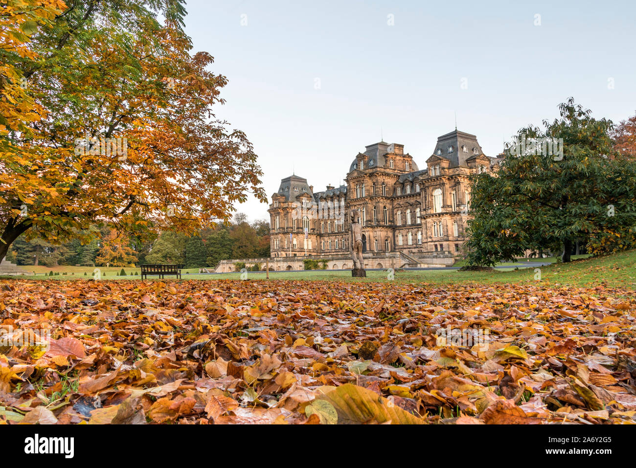 County Durham, UK. 29. Oktober 2019. UK Wetter. Es war ein kühler, aber bunt herbstliches Start in den Tag am Bowes Museum in Barnard Castle. Die Prognose ist für einen anderen hellen Tag mit nur die ungeraden getrennte Dusche. Quelle: David Forster/Alamy leben Nachrichten Stockfoto