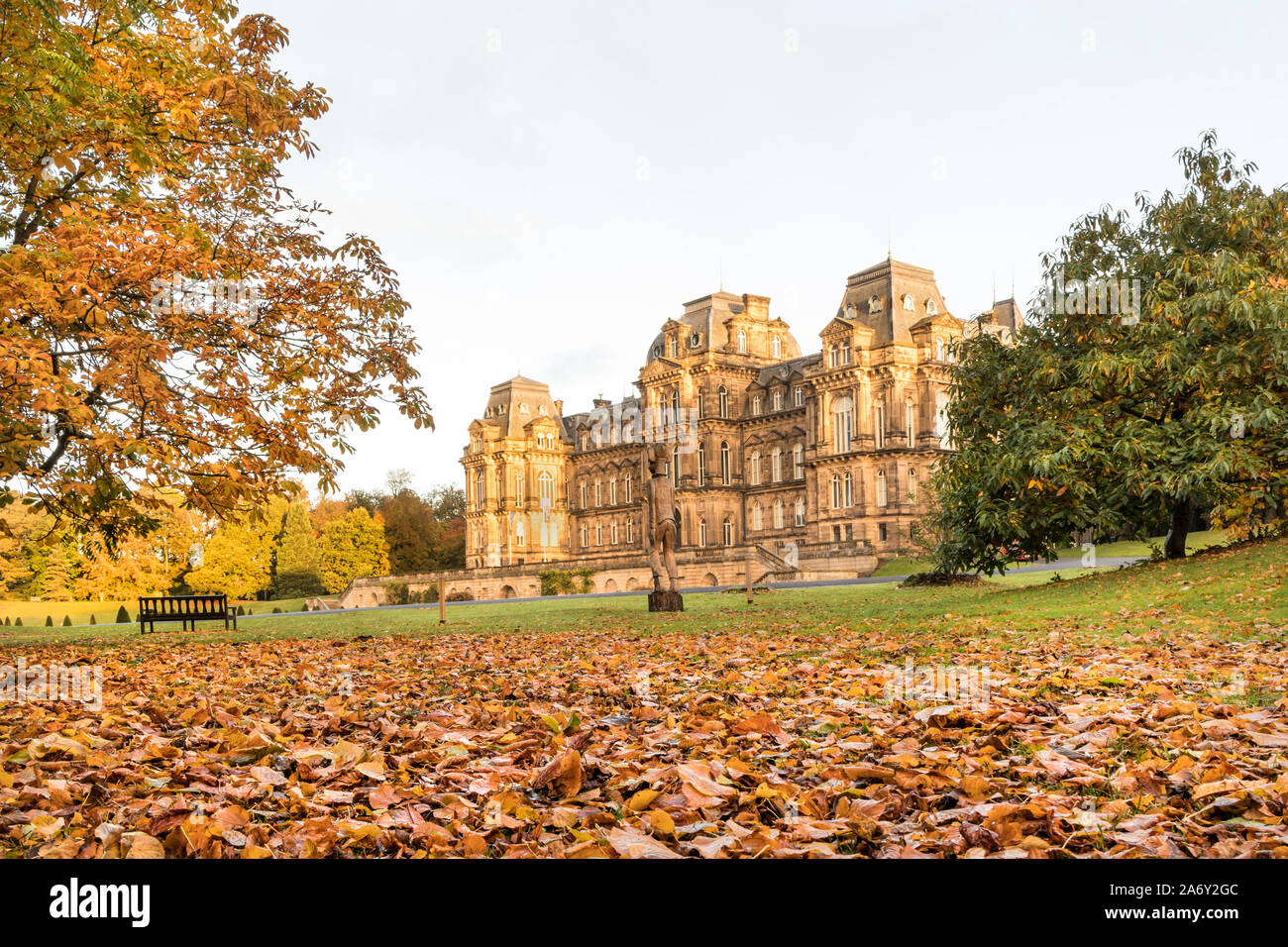 County Durham, UK. 29. Oktober 2019. UK Wetter. Es war ein kühler, aber bunt herbstliches Start in den Tag am Bowes Museum in Barnard Castle. Die Prognose ist für einen anderen hellen Tag mit nur die ungeraden getrennte Dusche. Quelle: David Forster/Alamy leben Nachrichten Stockfoto