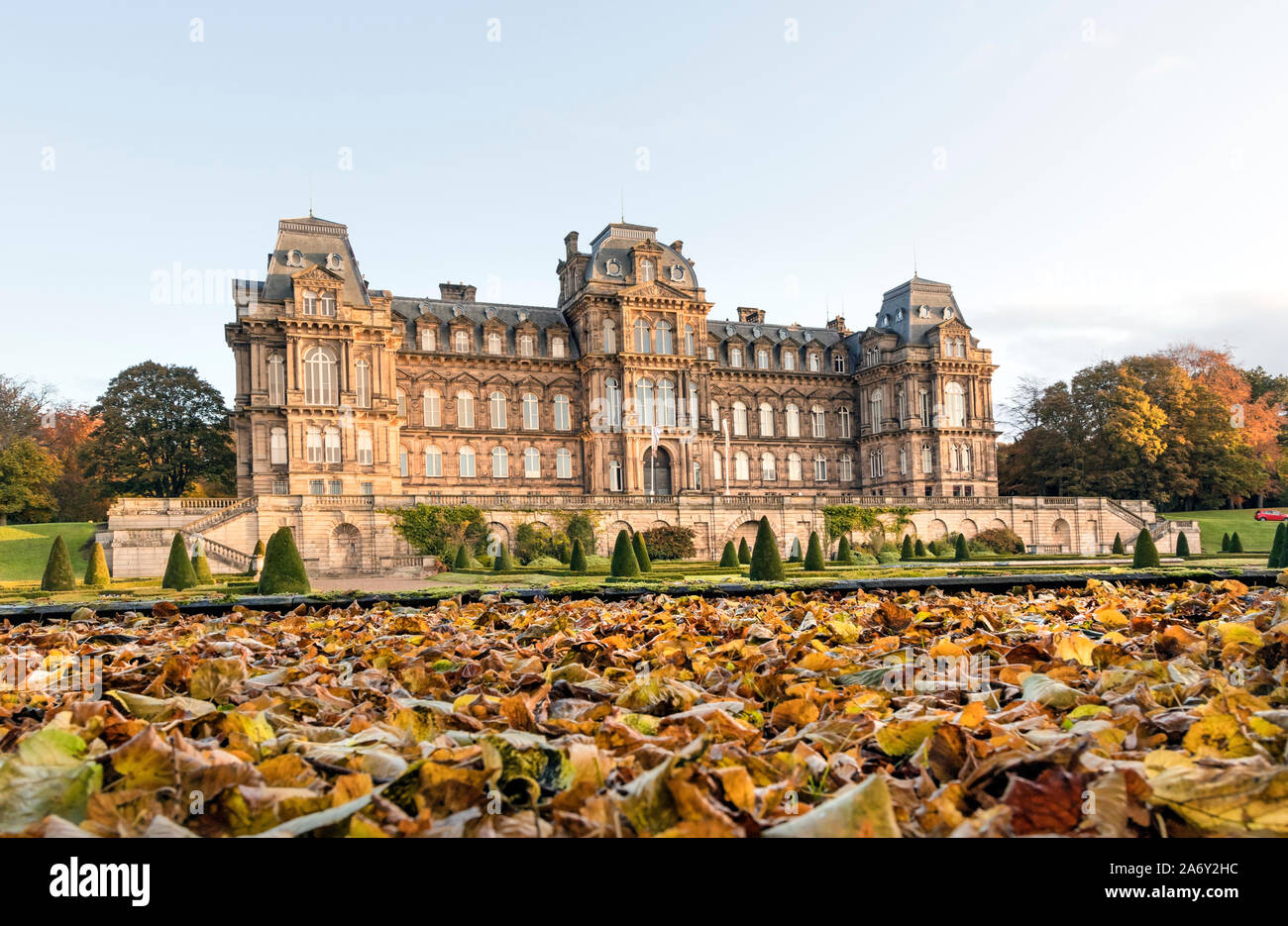 County Durham, UK. 29. Oktober 2019. UK Wetter. Es war ein kühler, aber bunt herbstliches Start in den Tag am Bowes Museum in Barnard Castle. Die Prognose ist für einen anderen hellen Tag mit nur die ungeraden getrennte Dusche. Quelle: David Forster/Alamy leben Nachrichten Stockfoto