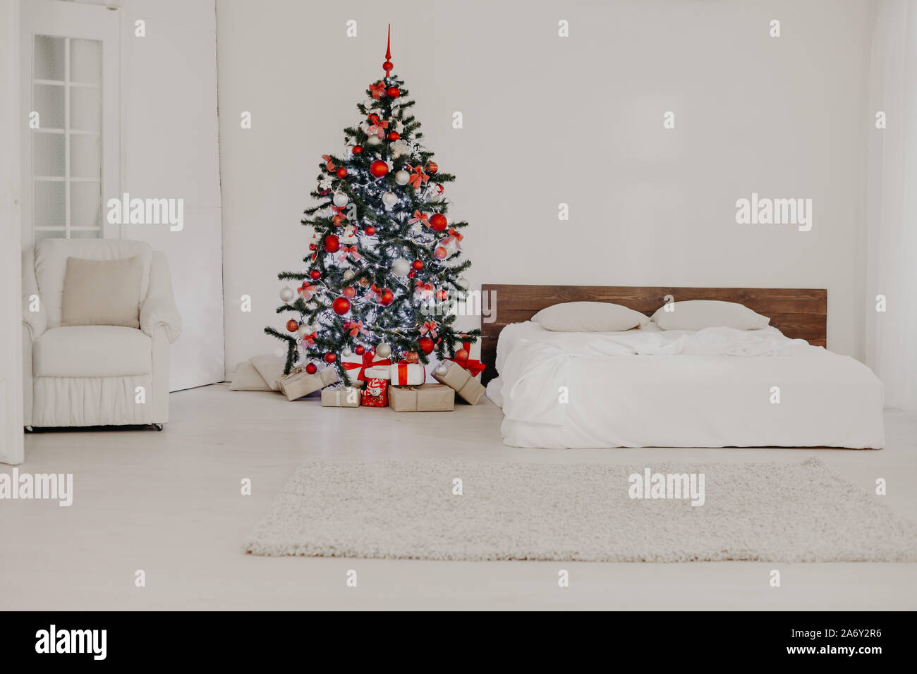 Dekor weiß Schlafzimmer mit Weihnachtsbaum Weihnachten Geschenke Stockfoto
