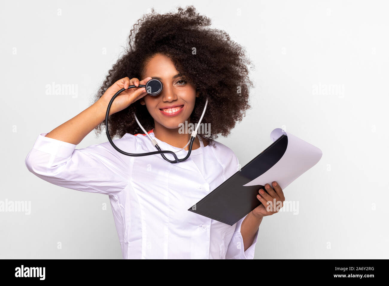 Mädchen Arzt Witze spielen mit Stethoskop Stockfoto