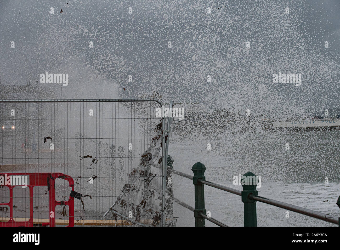 Penzance, Cornwall, UK. 29. Oktober 2019. UK Wetter. Starker Wind, große Wellen und starker Regen Teig am Meer von Penzance heute Morgen. Kredit Simon Maycock/Alamy Leben Nachrichten. Stockfoto
