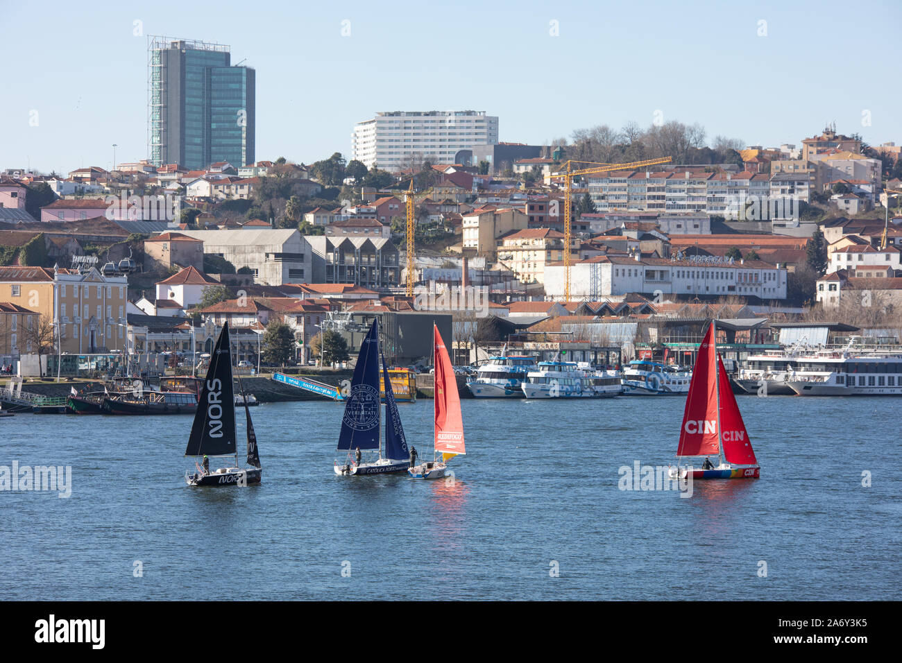 Porto/Portugal - Cityscape, Blick auf die Brücke und Yachten. Saiboats Racing. Regatta. Stockfoto