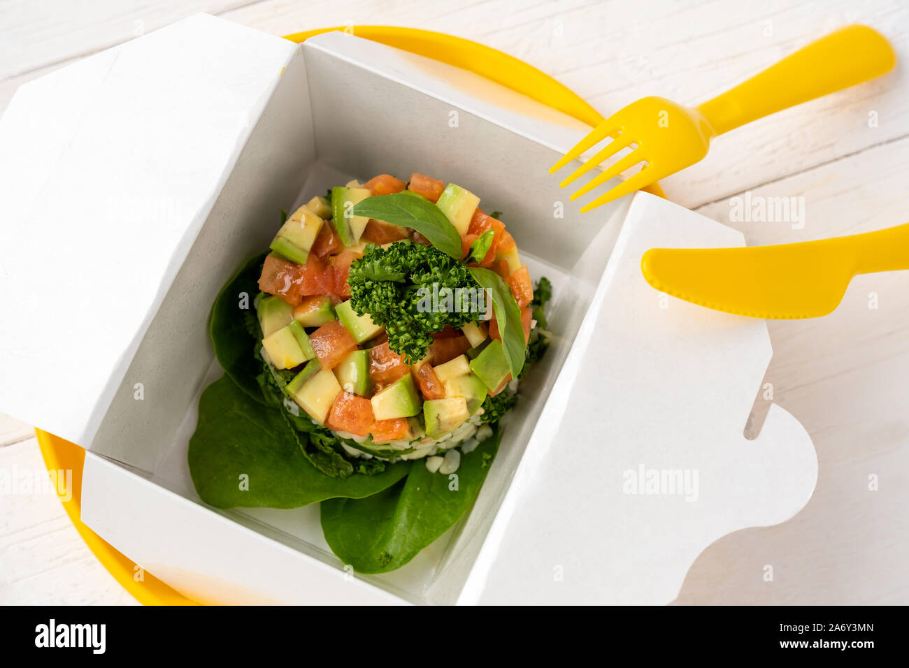 Salat avocado und Tomaten in Verpackungen aus Papier Stockfoto