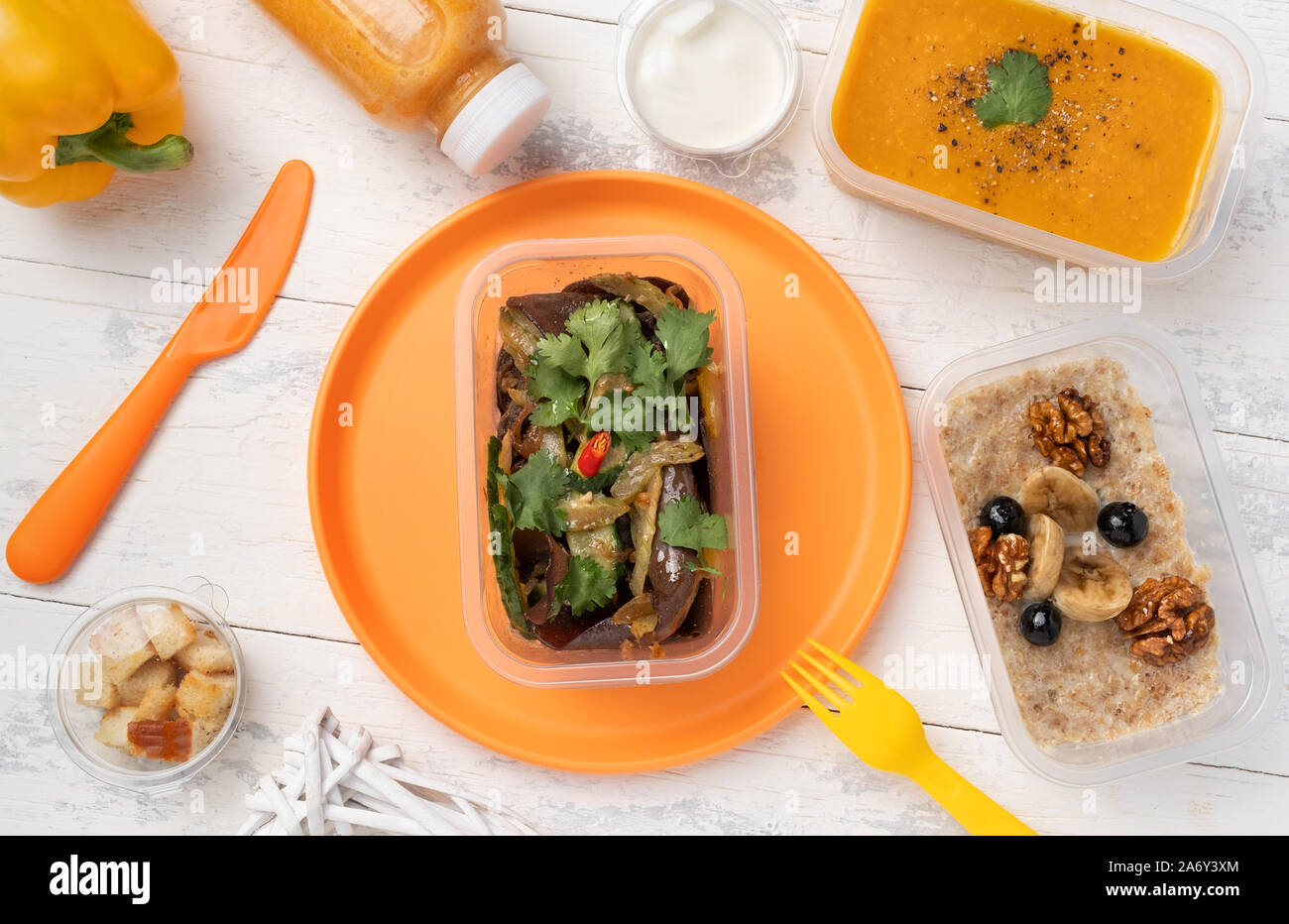 Mittagessen teil mit Linsensuppe Salat und Brei Stockfoto
