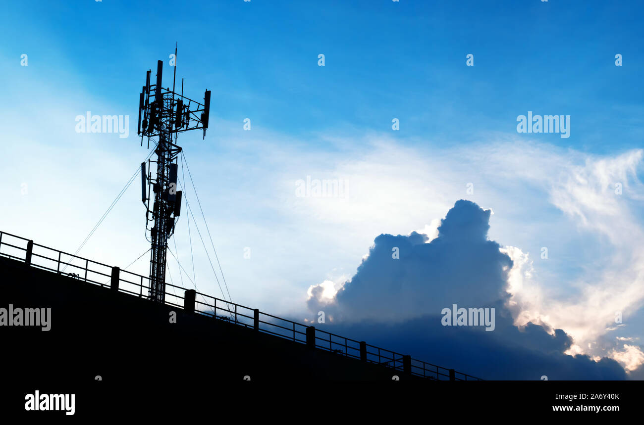 Silhouette von 5 G Smart mobile Mobilfunknetz Telefon Radio Netzwerk Antenne Basisstation auf die Telekommunikation Mast Signal ausstrahlen. Stockfoto
