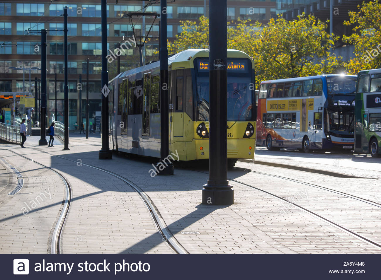 Ein gelbes Tram durch Central Manchester auf einem herbstlichen Tag Stockfoto