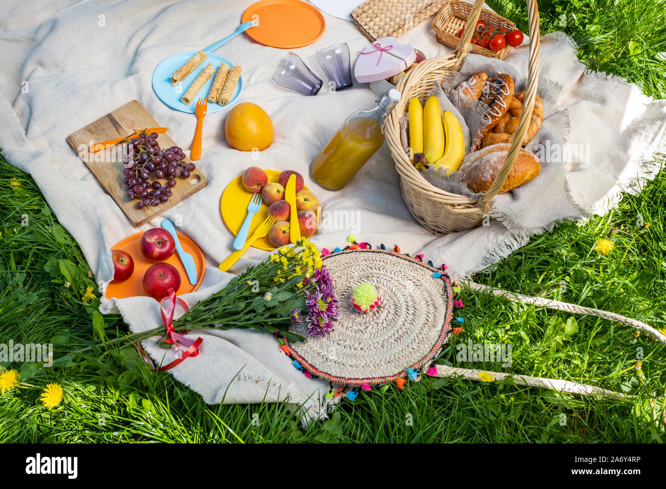 Picknick auf dem Rasen im Sommer Stockfoto