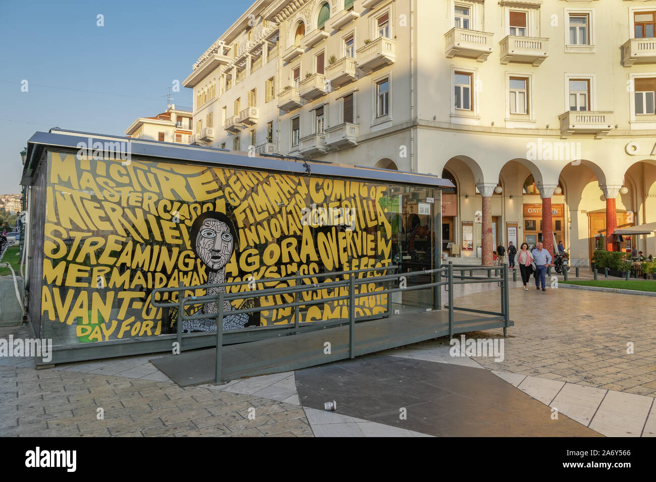 Film Festival Ticket Box & Shop Aristoteles-Platz entfernt. 60. Thessaloniki International Film Festival findet am 31. Oktober - 10. November 2019. Stockfoto
