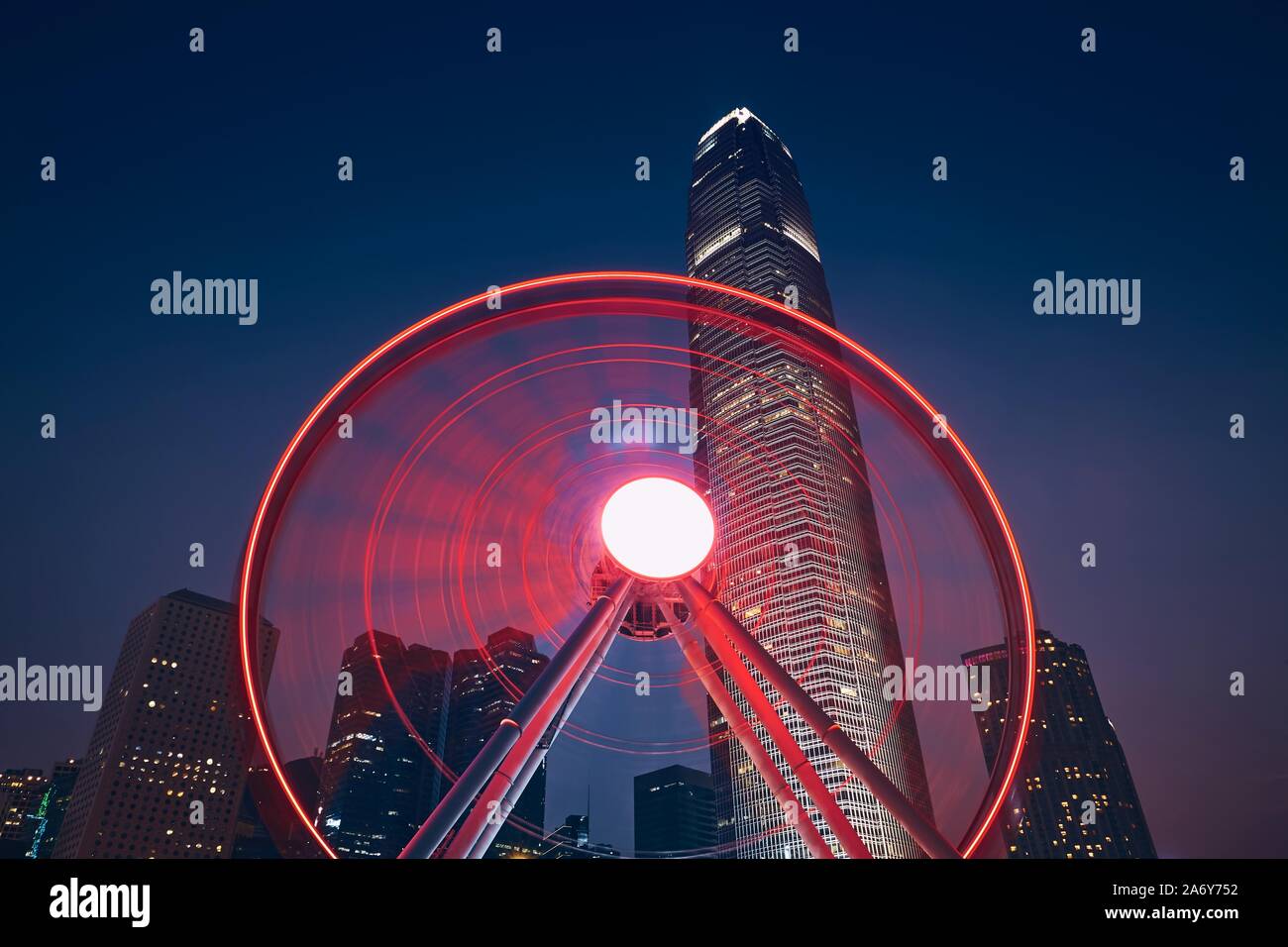 Nachtleben in Hongkong. Riesenrad gegen städtischen Skyline mit Wolkenkratzern. Stockfoto