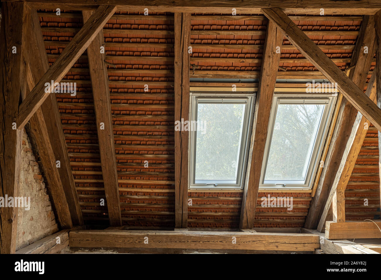 Neue Dach-Licht in alte Dach Rahmen Stockfoto