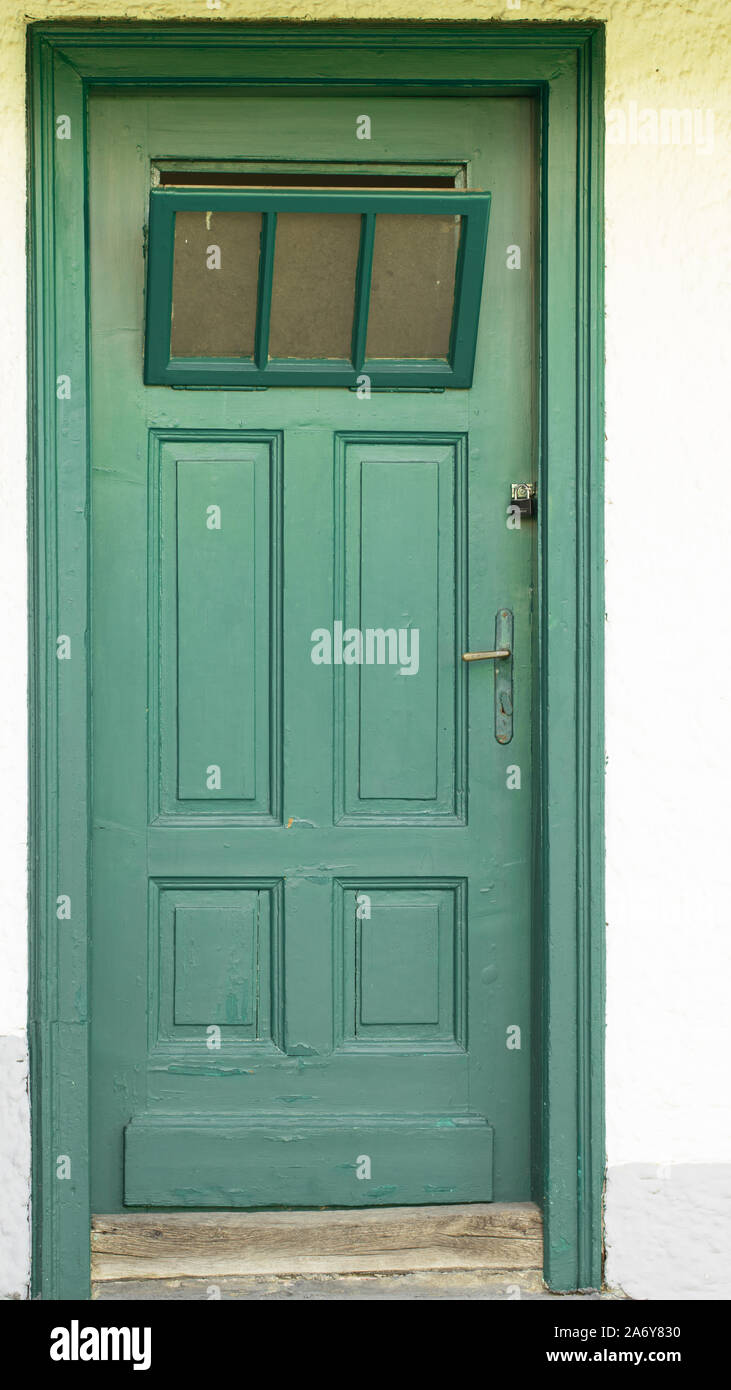 Alte hölzerne grüne Tür in Österreich Stockfoto