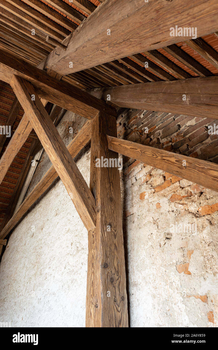 Obere Ecke des gealterten Holz Dachstuhl Stockfoto