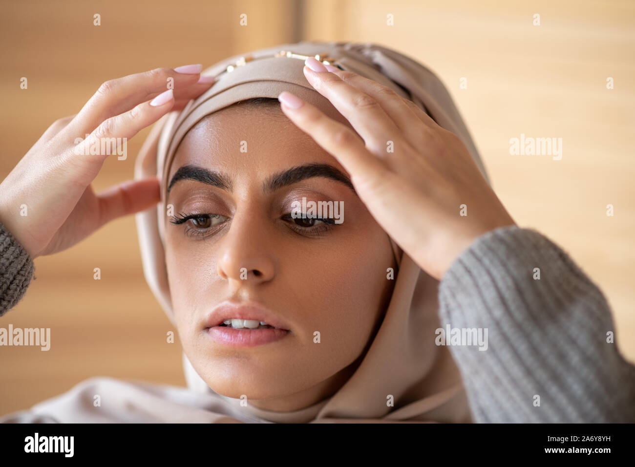 Portrait von muslimischen Mädchen dressing bis in den Morgen Stockfoto