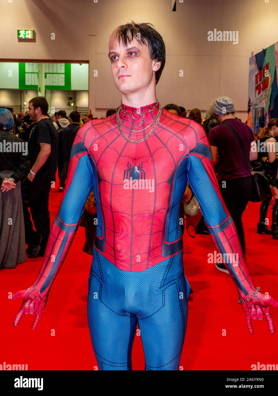 Eine Spiderman inspiriert Besucher zu MCM Comic Con in London am 25. Oktober 2019. Stockfoto