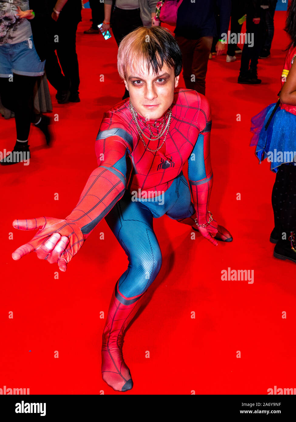 Eine Spiderman inspiriert Besucher zu MCM Comic Con in London am 25. Oktober 2019. Stockfoto