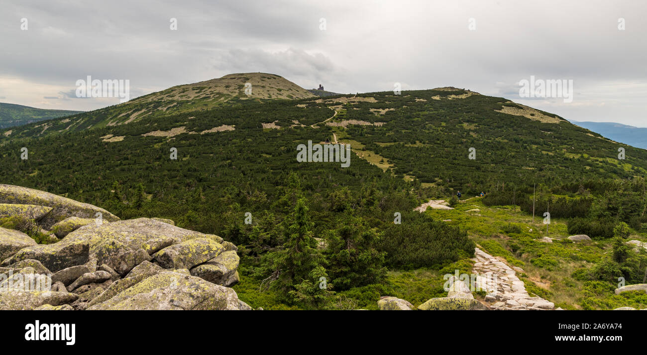 Blick auf Velky Sisak, Vysoke kolo und Vysoka plan Hills von Muzske kameny in Riesengebirge auf tschechisch-polnischen Grenzen Stockfoto