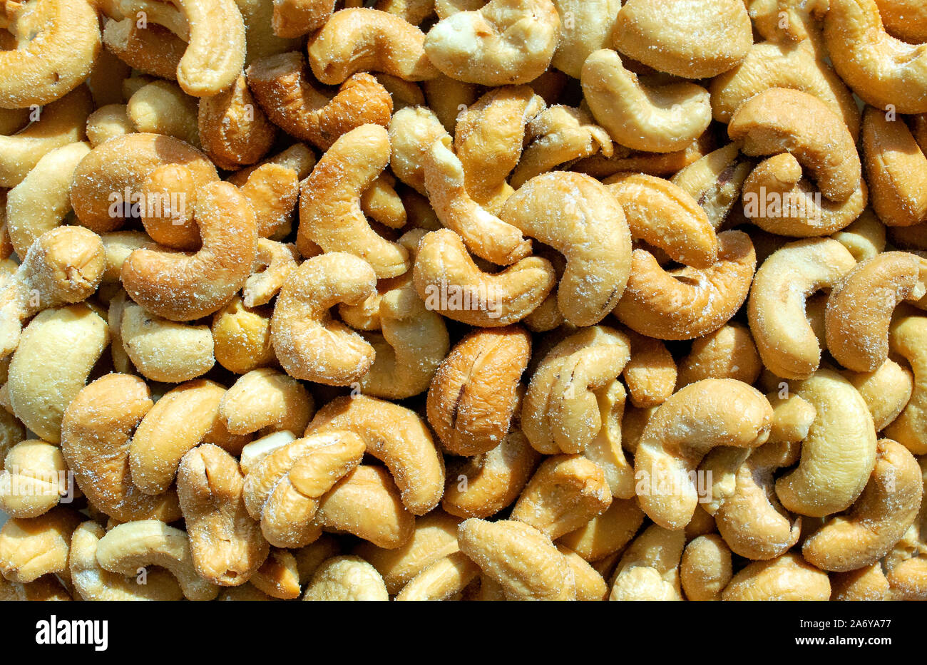 Hintergrund von Cashew-nüssen. Gesunde Snacks und Lebensmittel. Gesalzene geröstete Cashew. Ansicht von oben. Muttern. Cashew. Stockfoto