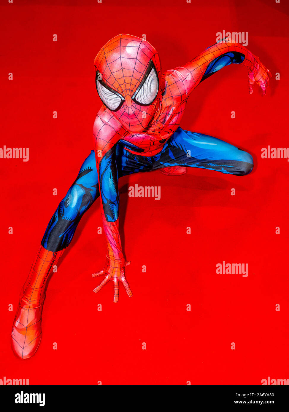 Eine Spiderman inspiriert Besucher zu MCM Comic Con in London am 25. Oktober 2019. Stockfoto