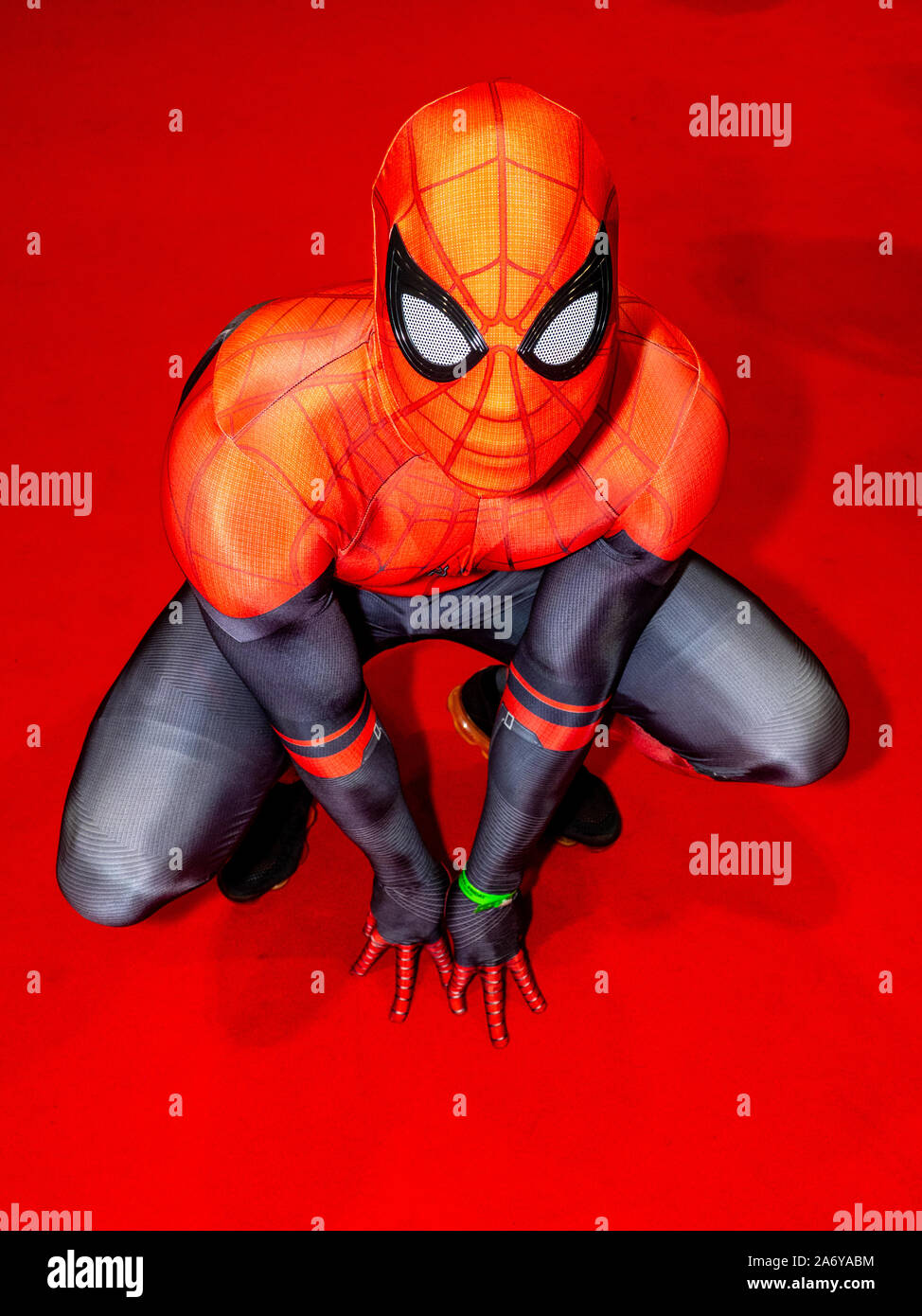 Eine Spiderman inspiriert Besucher zu MCM Comic Con in London am 25. Oktober 2019. Stockfoto