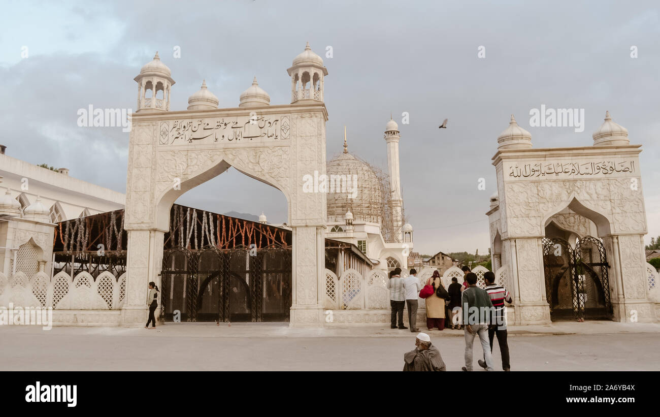 Die Hazratbal Schrein, Srinagar, Jammu und Kaschmir, Indien Mai 2018 - Blick auf Hazratbal Schrein (Majestic) ist ein Muslimisches Heiligtum in Srinaga Hazratbal, Stockfoto