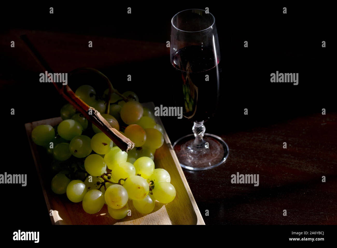 Weinlese Konzept mit Trauben und einem Glas Rotwein Stockfoto
