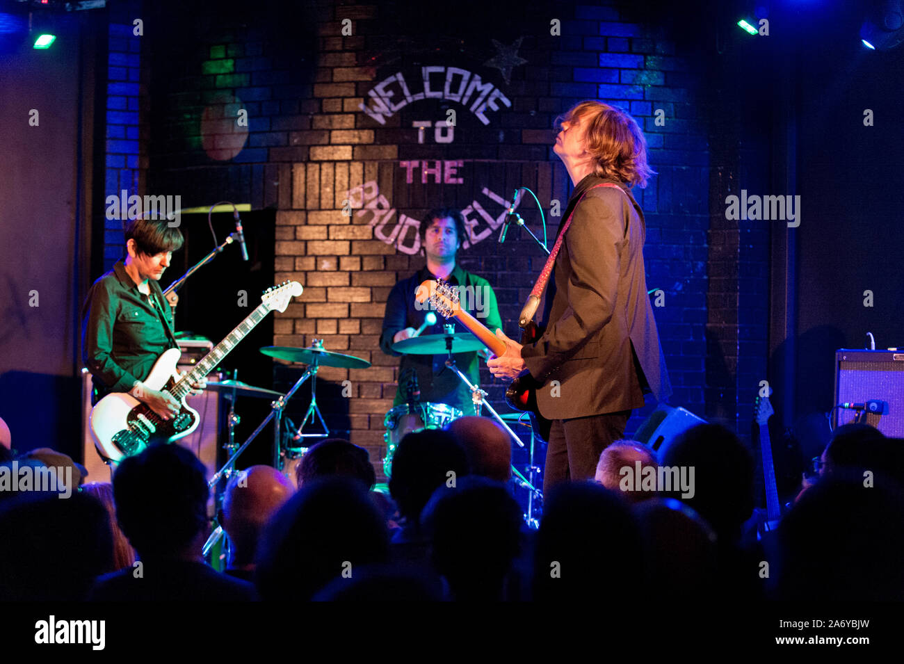 Die Thurston Moore Gruppe im Konzert an Brudenell Social Club, Leeds, UK, 16. Oktober 2019. Thurston Moore mit Gitarre auf der rechten Seite. Debbie Googe am Bass auf der linken Seite. Stockfoto