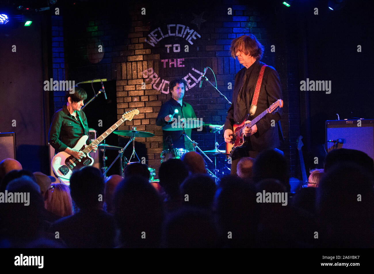 Die Thurston Moore Gruppe im Konzert an Brudenell Social Club, Leeds, UK, 16. Oktober 2019. Thurston Moore mit Gitarre auf der rechten Seite. Debbie Googe am Bass auf der linken Seite. Stockfoto