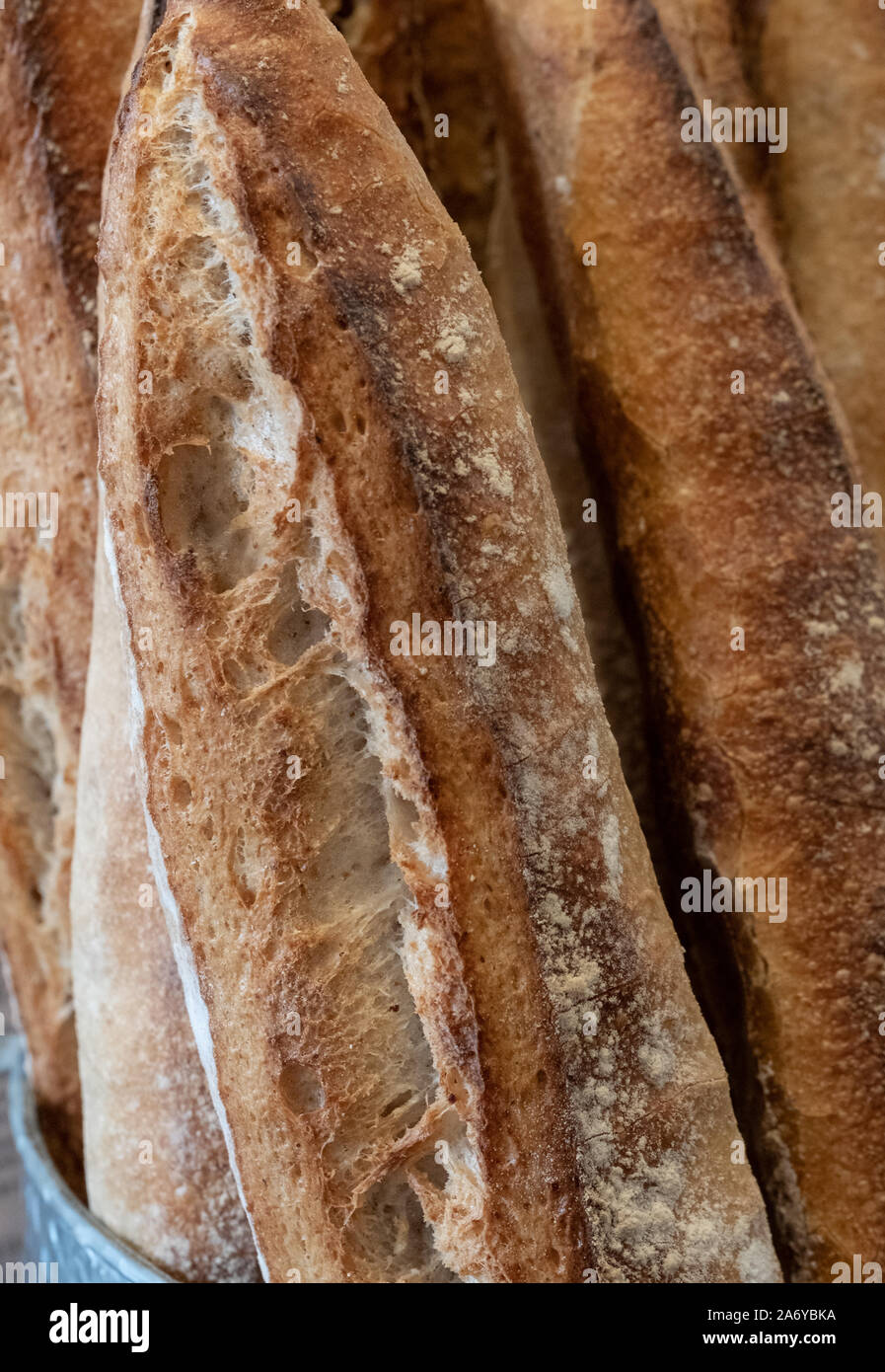 Nahaufnahme von Sauerteig Brot baguette Brote in der Bäckerei an der Newt in Somerset, UK fotografiert. Stockfoto