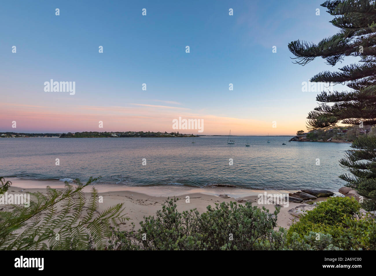 Blick über Hafen Hacking von gunyah Strand, Bundeena im südlichen Sydney zu Hungrig, Cronulla am frühen Morgen. Australien Stockfoto