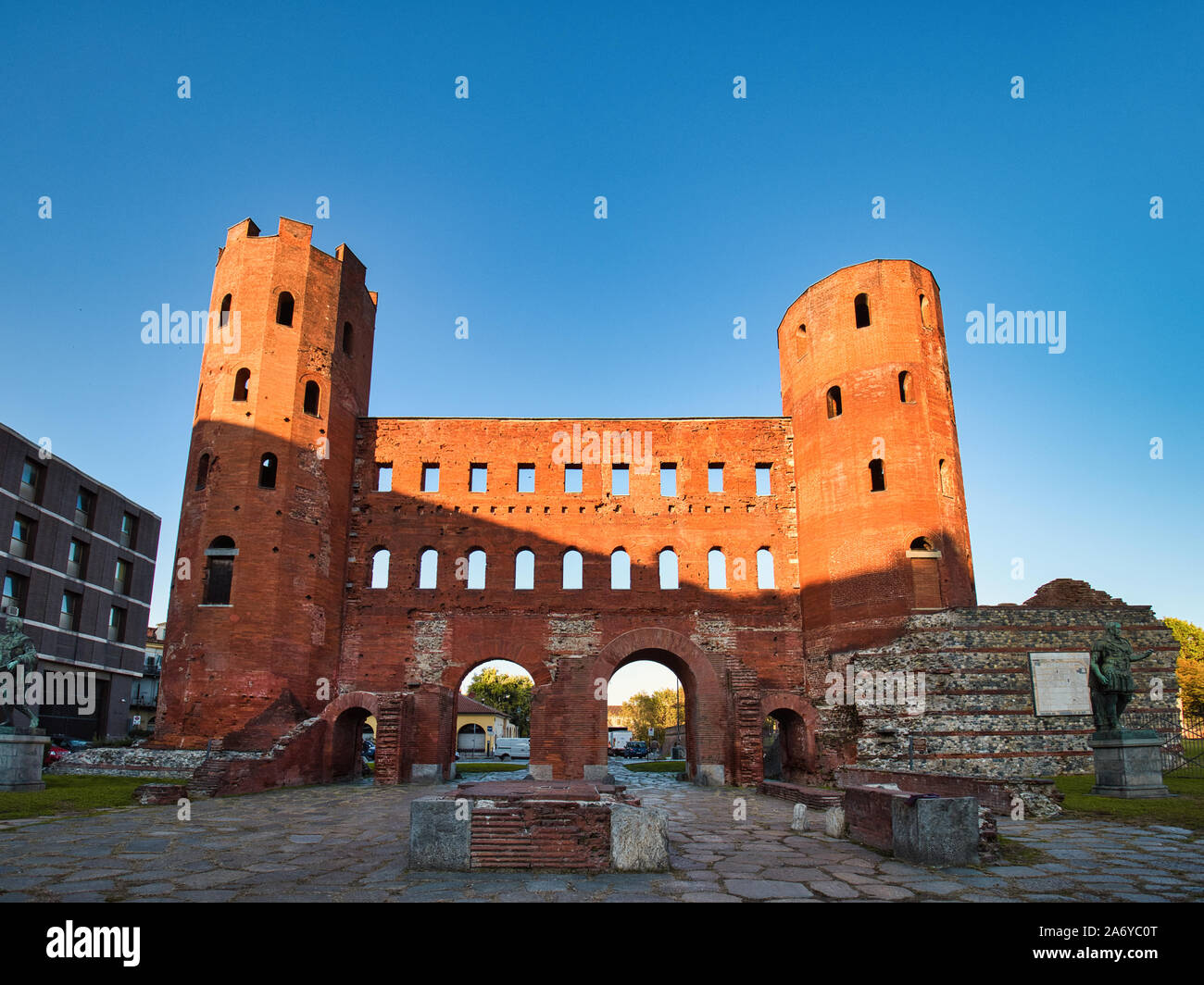 Vorderansicht der pfälzischen Tor von Turin, in einem sonnigen Morgen Stockfoto