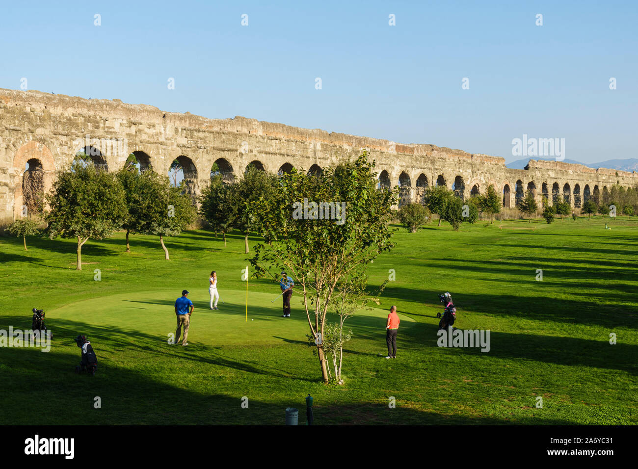 Rom. Italien. Parco degli Acquedotti, Golf spielen Vor dem Hintergrund des antiken Römischen Aquädukt Aqua Claudia, von Kaiser Caligula in 38 AD begonnen. Stockfoto
