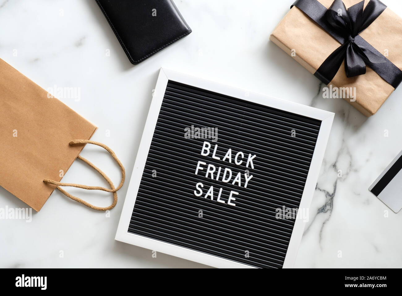 Schwarzer Freitag verkauf Konzept. Brief, Geschenk, Shopping Bag auf Marmor tisch. Flach, Ansicht von oben, Overhead Stockfoto