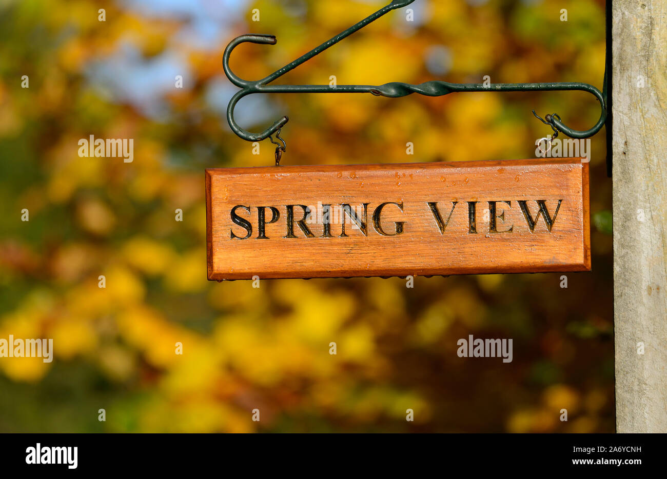 'Spring' Haus Name, im Regen, im Herbst. Lose Dorf, Maidstone, Kent, Großbritannien. Stockfoto