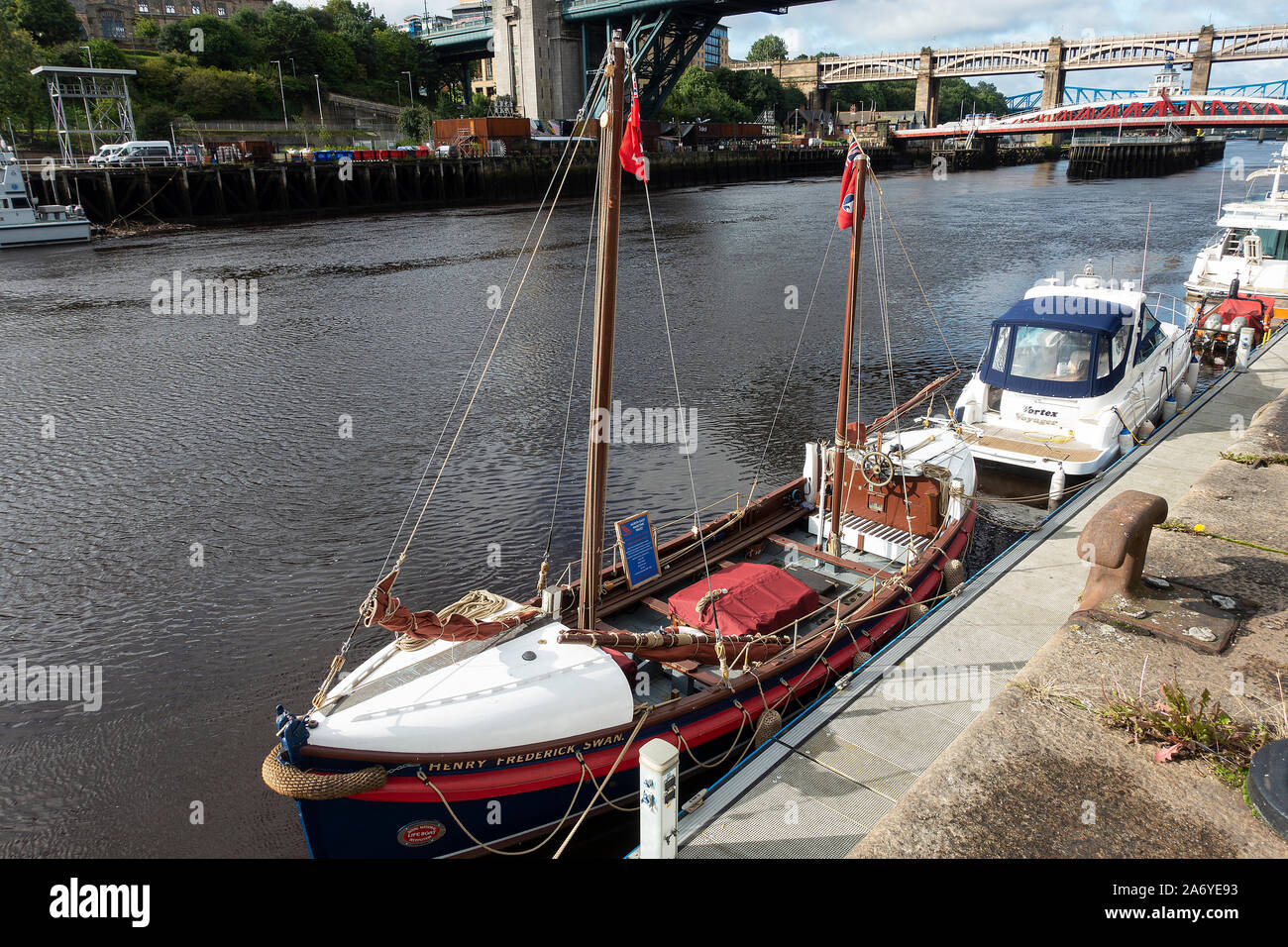 Das ehemalige RNLI Rettungsboot Henry Frederick Swan und zwei Pleasure Boats liegenan Newcastle upon Tyne Quayside England Vereinigtes Königreich Großbritannien Stockfoto