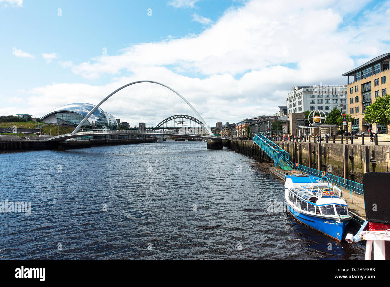 Das River Escapes Touristenboot Coventina liegt am Newcastle Quayside am Fluss Tyne mit der Millennium und Tyne Bridges England Vereinigtes Königreich Großbritannien Stockfoto